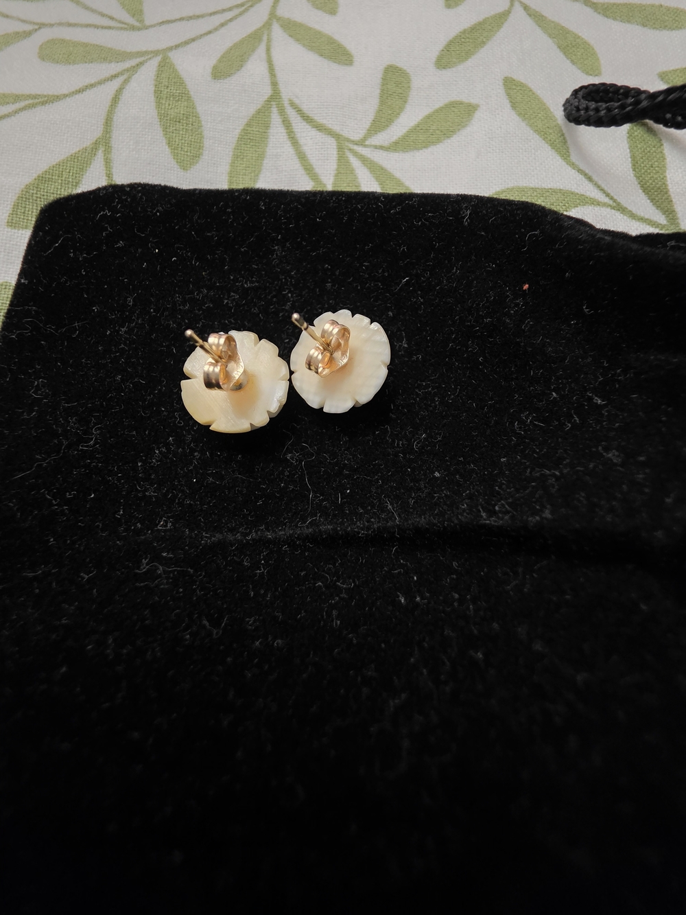 14K Gold Vintage Cream Rose Stud Earrings - Women Jewelry - Picture 3 of 4